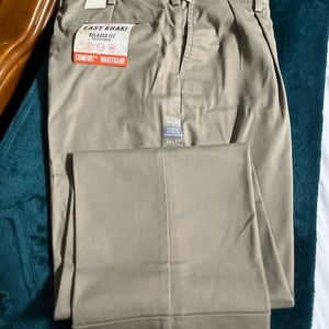 Men's Dockers Relaxed Fit Comfort Stretch Pleated Cuffed Khaki Pants
